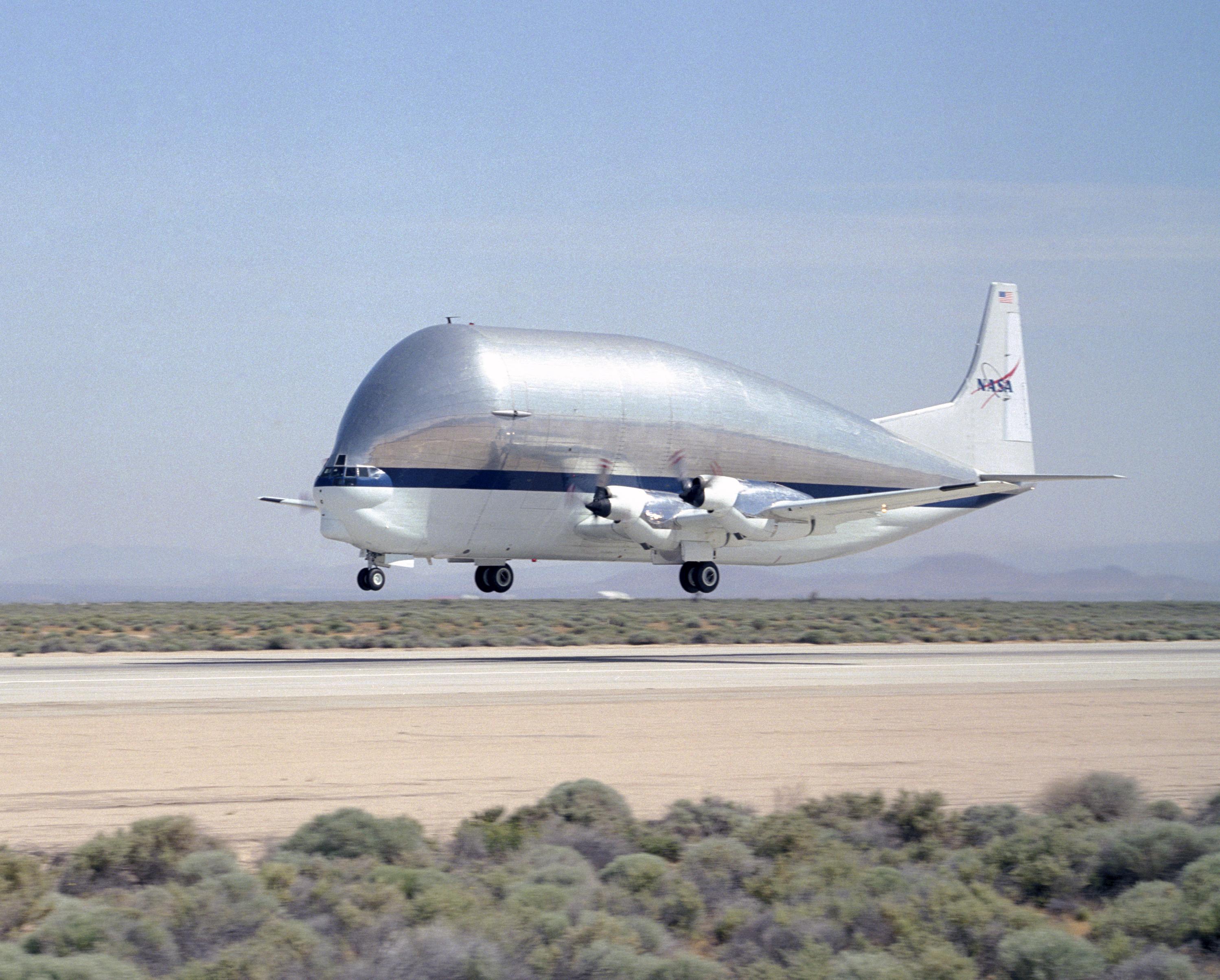 Look that plane. Самолёт Aero Spacelines super Guppy. Aero Spacelines super Guppy кабина. B-377 super Guppy. Aero Spacelines pregnant Guppy.