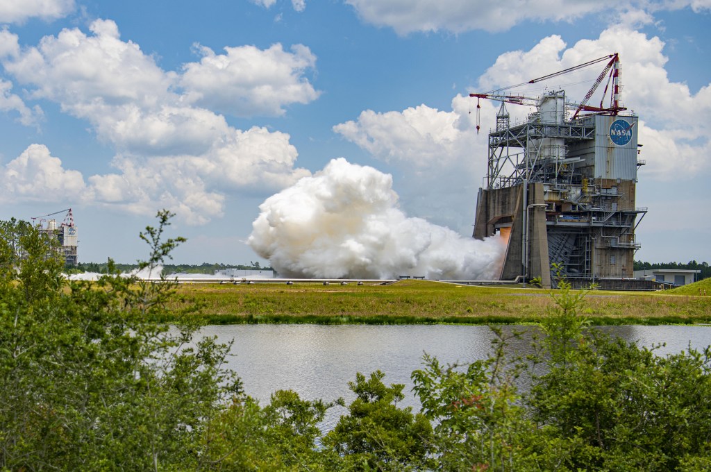 5月23日，密西西比州圣路易斯湾附近NASA斯坦尼斯航天中心的弗雷德·海斯试验台上，RS-25认证引擎发生了全持续高温燃烧