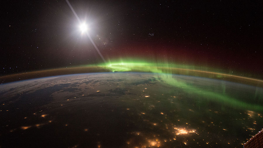 The Green and Red Hues of an Aurora