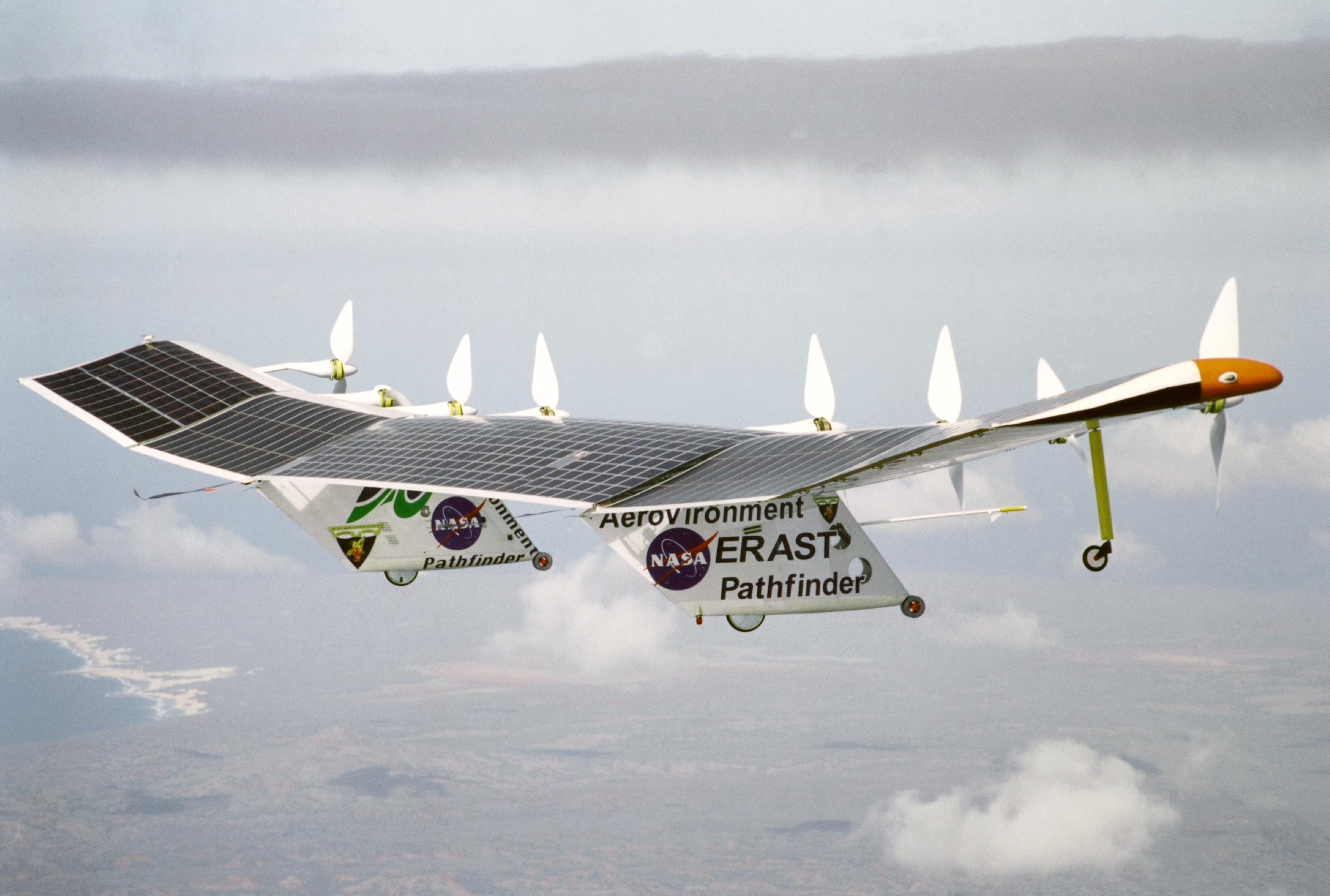 Самолет плюс. NASA Pathfinder самолёт. Беспилотный самолет на солнечной батарее NASA. Солнечный самолет НАСА. Конструктор самолет NASA.