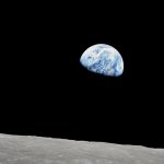阿波罗8号太空船拍摄的这张远摄照片中，地球从月球地平线上方升起。美国国家航空航天局（NASA）“在任务中”播客第三季从各个角度看地球，包括从先驱宇航员的角度看地球。