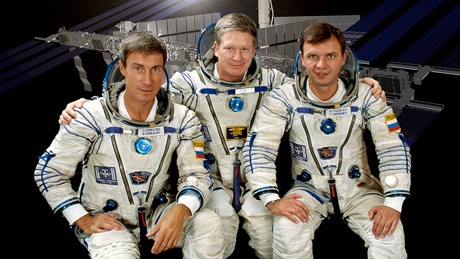 Expedition One Commander William Shepherd of NASA (center) is flanked by Roscosmos Flight Engineers Yuri Gidzenko (right) and Sergei K. Krikalev.