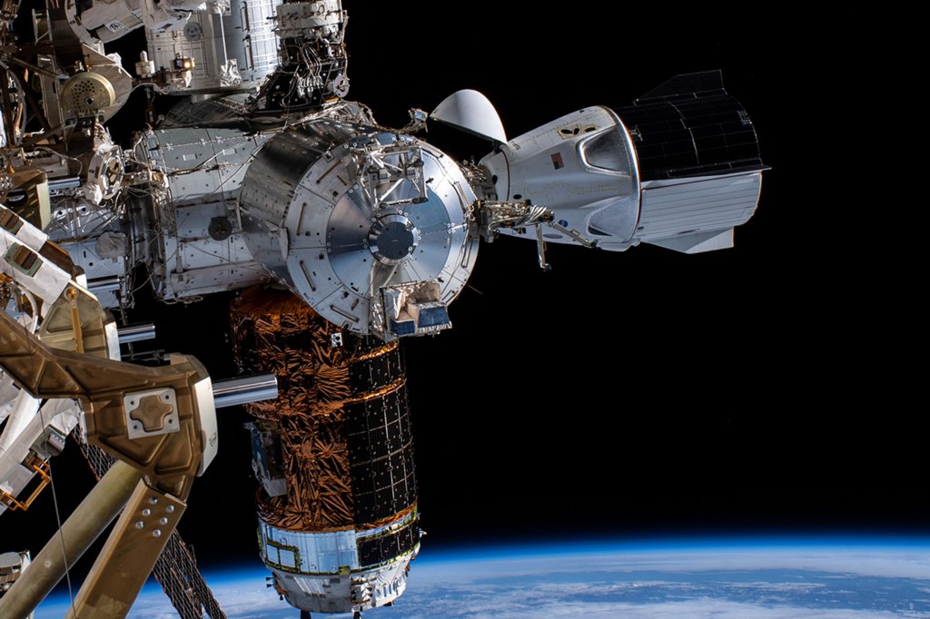 太空探索技术公司（SpaceX）与国际空间站（International Space Station）对接的Crew Dragon航天器的视图。