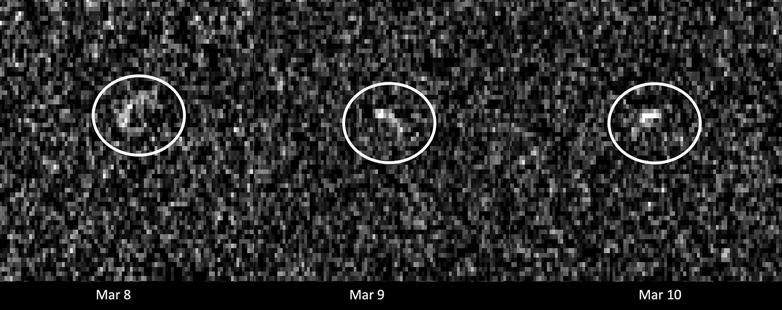 Tres imágenes pixeladas en escala de grises del asteroide Apophis (en un círculo) tomadas con radar