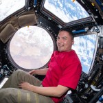 美国国家航空航天局宇航员谢尔·林格伦（Kjell Lindgren）漂浮在“圆顶”玻璃窗前的画面。