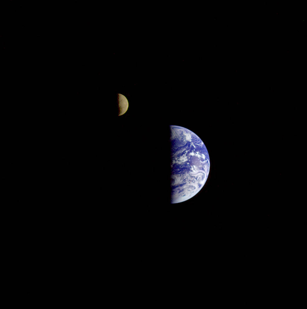 voyager_1_earth_and_moon_from_voyager_1_1977