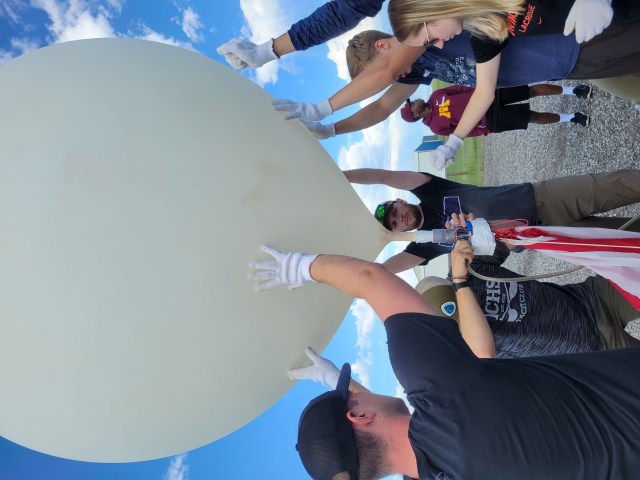 学生们设置一个大的白色气象气球