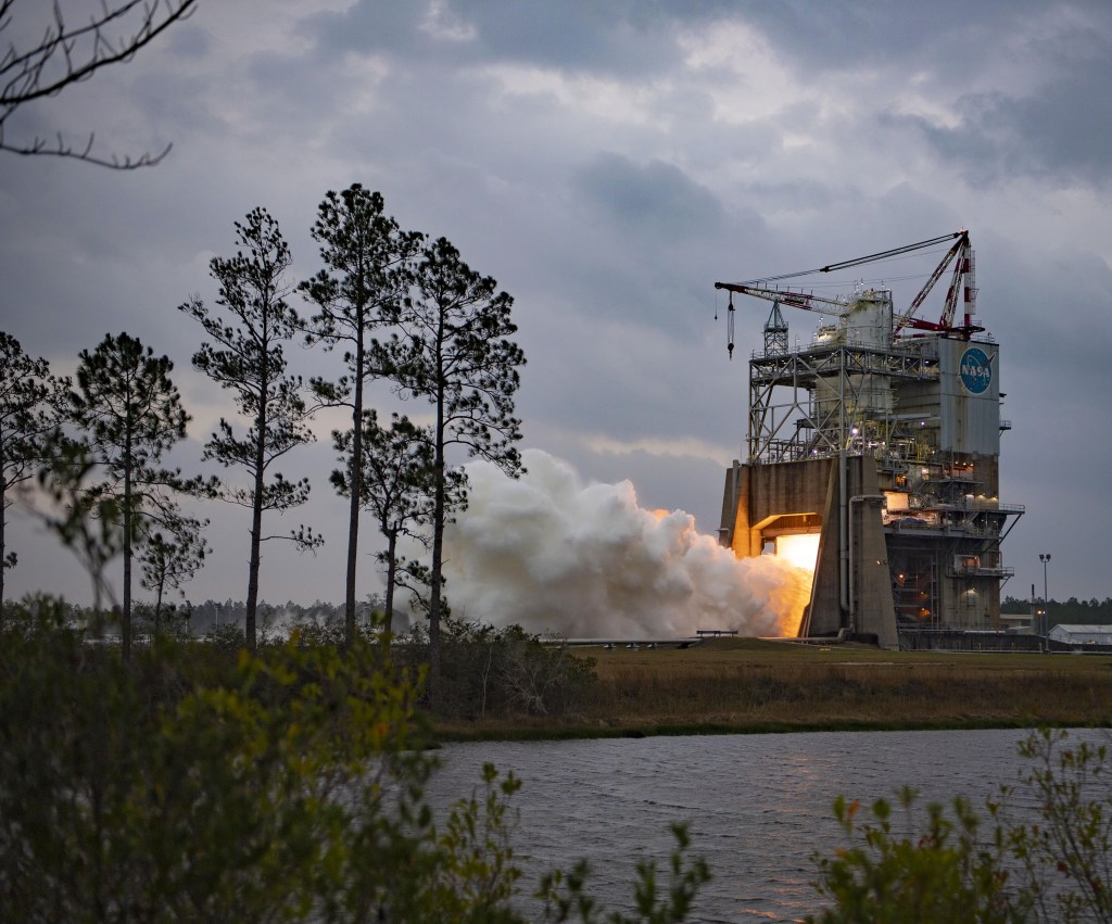 NASA Conducts RS-25 Engine Hot Fire at Stennis for Future Artemis Missions