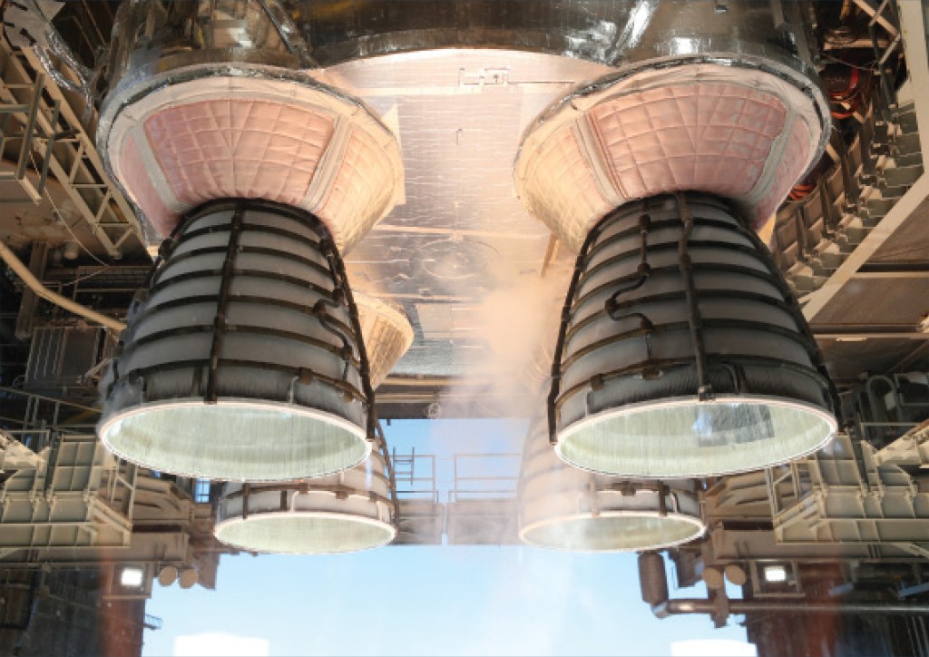 在斯坦尼斯航天中心进行的发动机测试中，4台发动机轰鸣