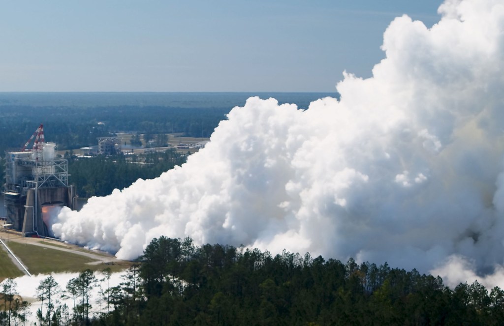 斯滕尼斯航天中心测试台周围高高飘浮的蒸汽云