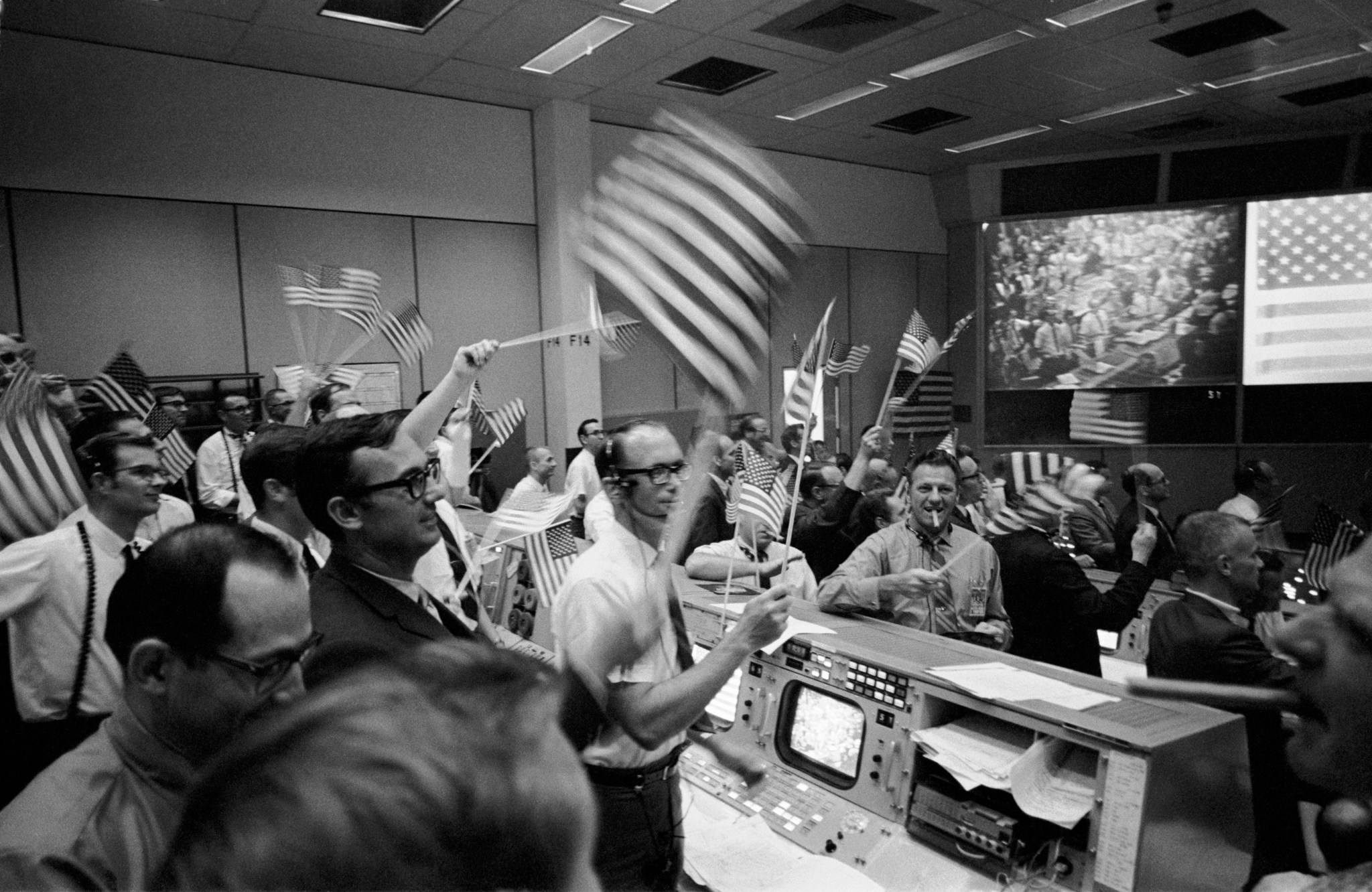 庆祝阿波罗11号任务结束的任务控制中心视图