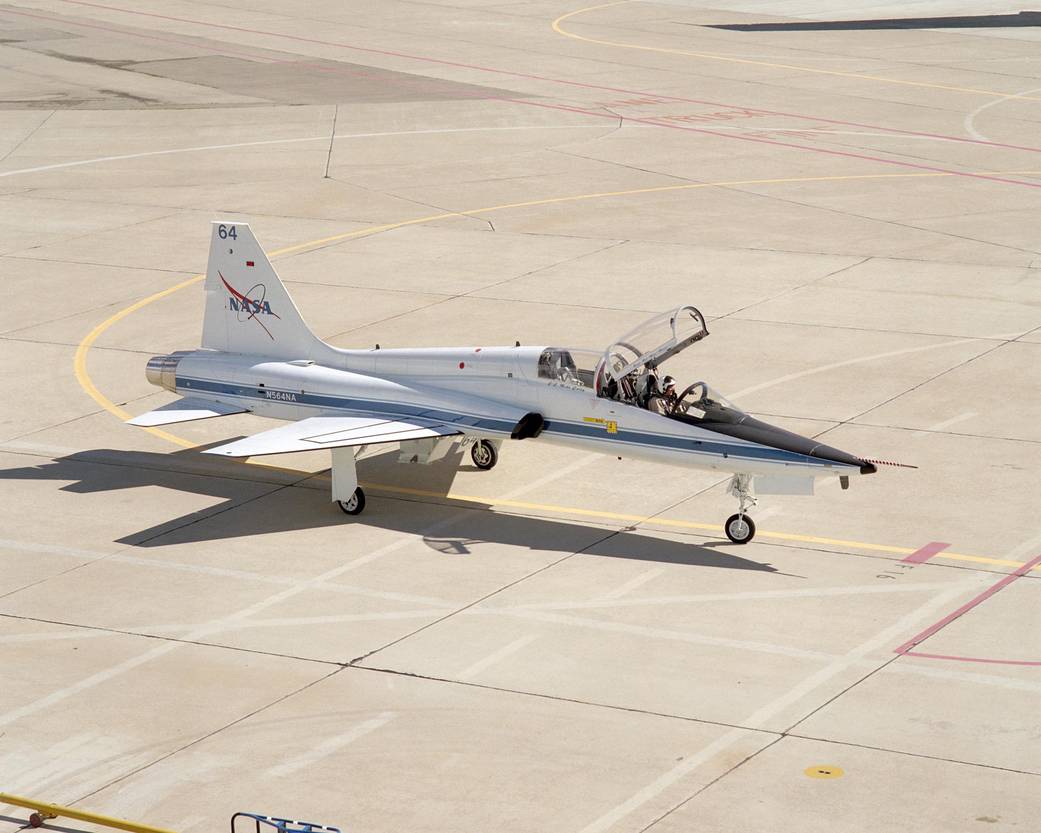 Pilot Gordon Fullerton Taxies NASA Dryden's T-38 Talon Aircraft.