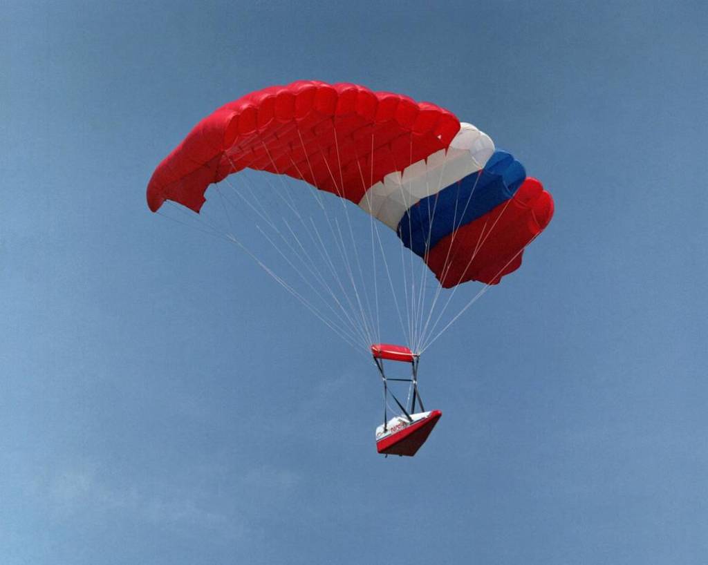 Spacewedge glides under a parachute