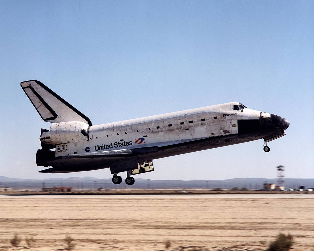 STS-92 Discovery Touches Down at Edwards AFB