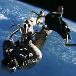 宇航员埃德·怀特在双子座飞船外的太空中漂浮