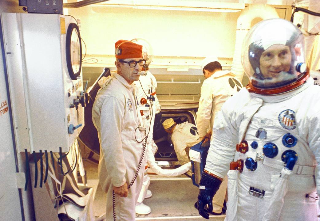 Wendt Preps Apollo 16 Crew