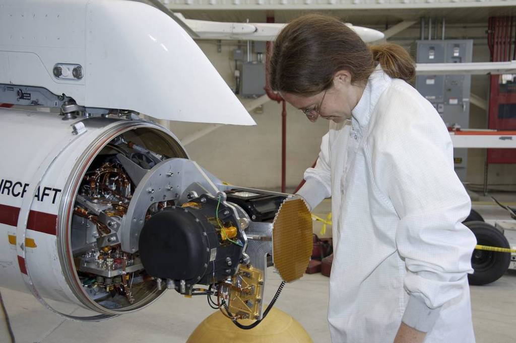 JPL Engineer Checks Out Mars Science Lab Radar 