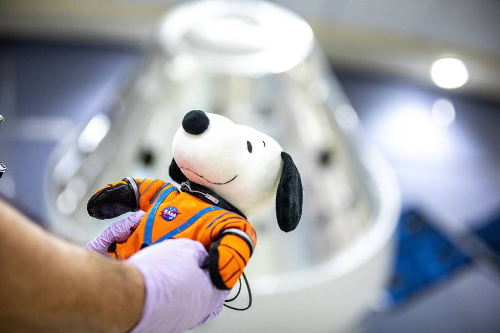 2023年1月5日，阿耳特米斯·斯努皮（Artemis I Snoopy）在佛罗里达州NASA肯尼迪航天中心的尼尔·阿姆斯特朗操作和检查大楼大厅中展出。