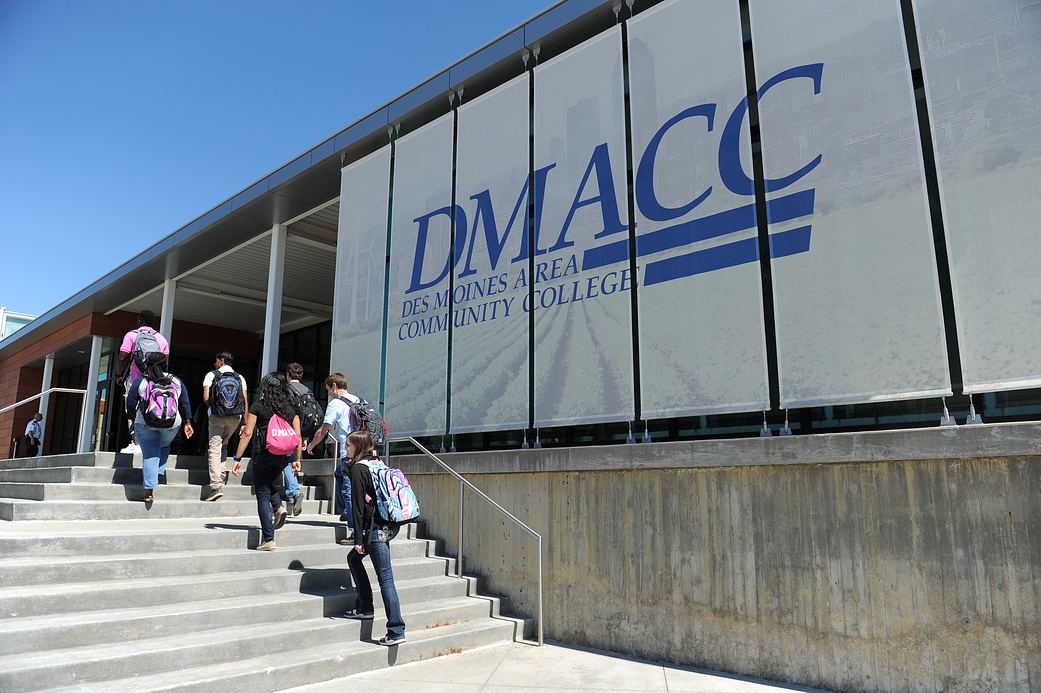 Students on the steps at campus of Des Moines Area Community College