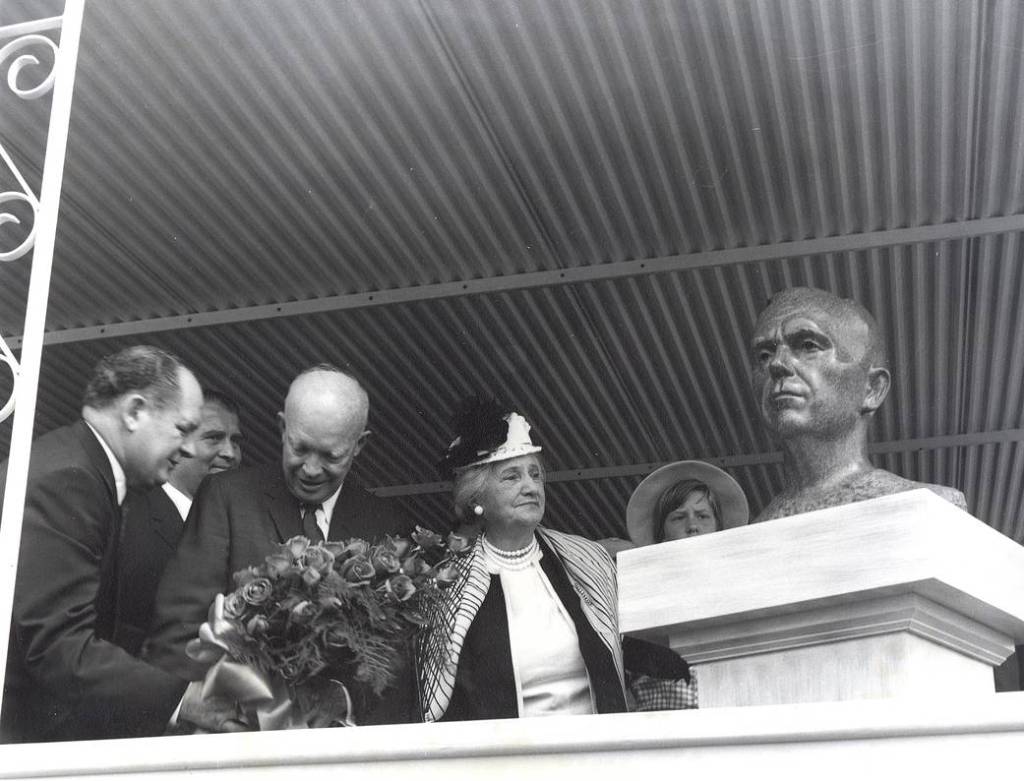 President Dwight D. Eisenhower and Mrs. George C. Marshall unveil the bronze bust of General George C. Marshall.