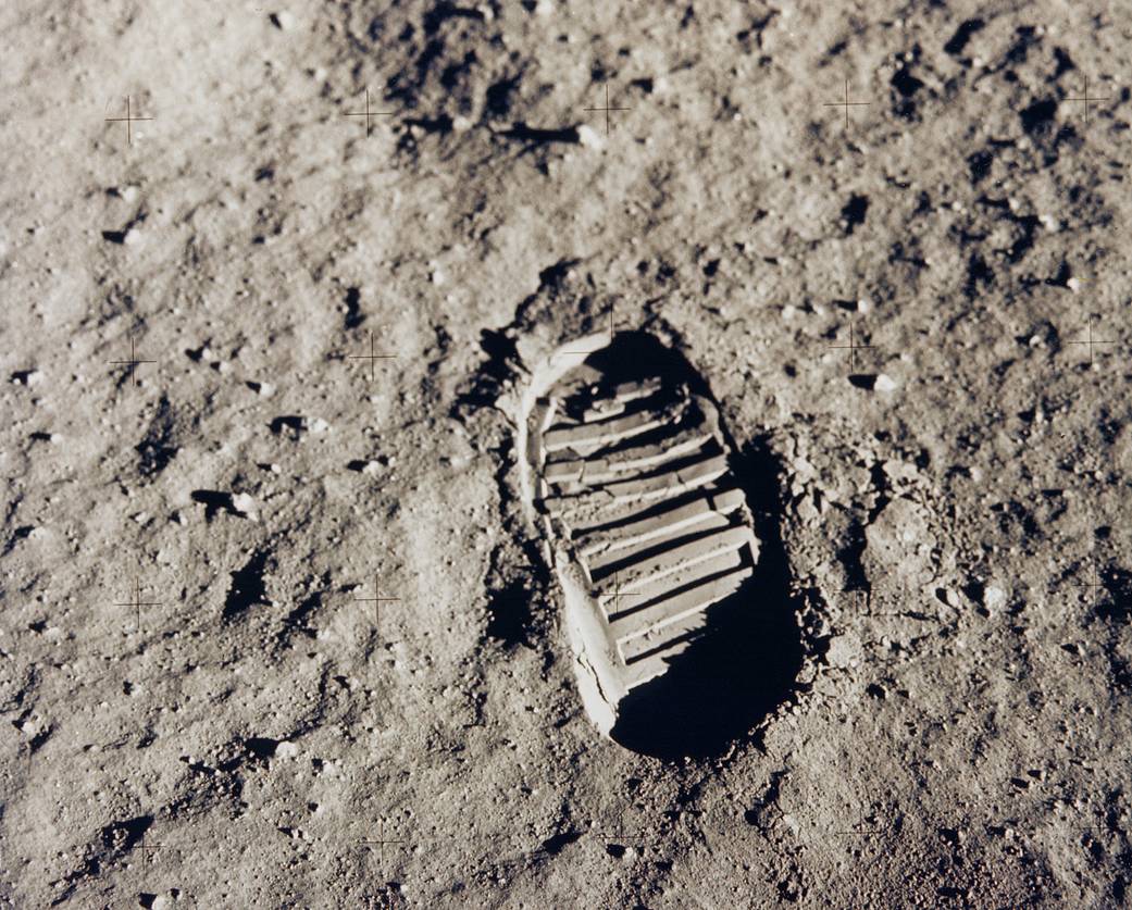 想象一下阿波罗11号的巴兹·奥尔德林，对应的是卢纳的巴索斯·达多斯。