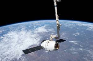 SpaceX Dragon is grappled by Canadarm2