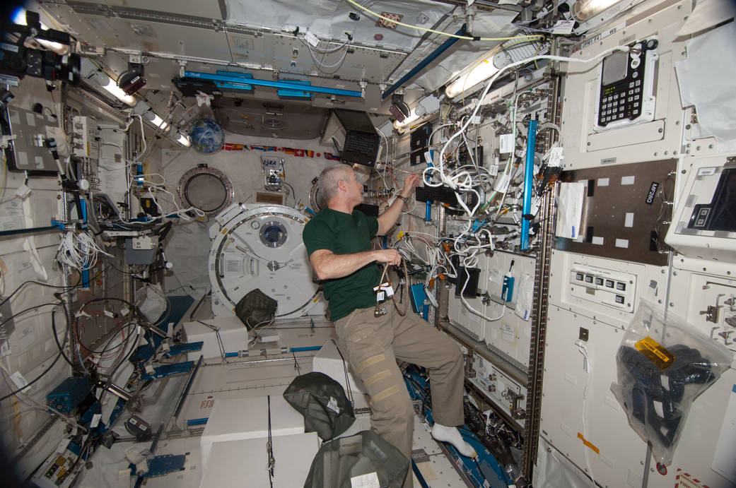 Astronaut Steve Swanson Works With NanoRacks
