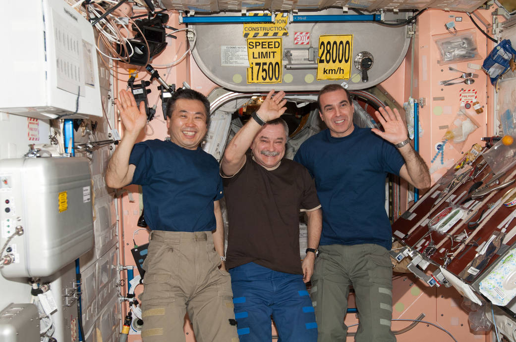 Expedition 39 Trio Waves Farewell to Station Crewmates
