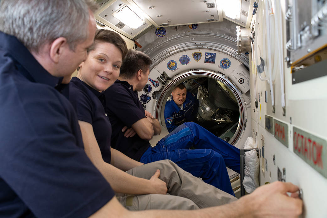 Waiting to greet their new Expedition 59 crewmates