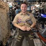 宇航员安德鲁·摩根穿着美国童子军制服摆姿势