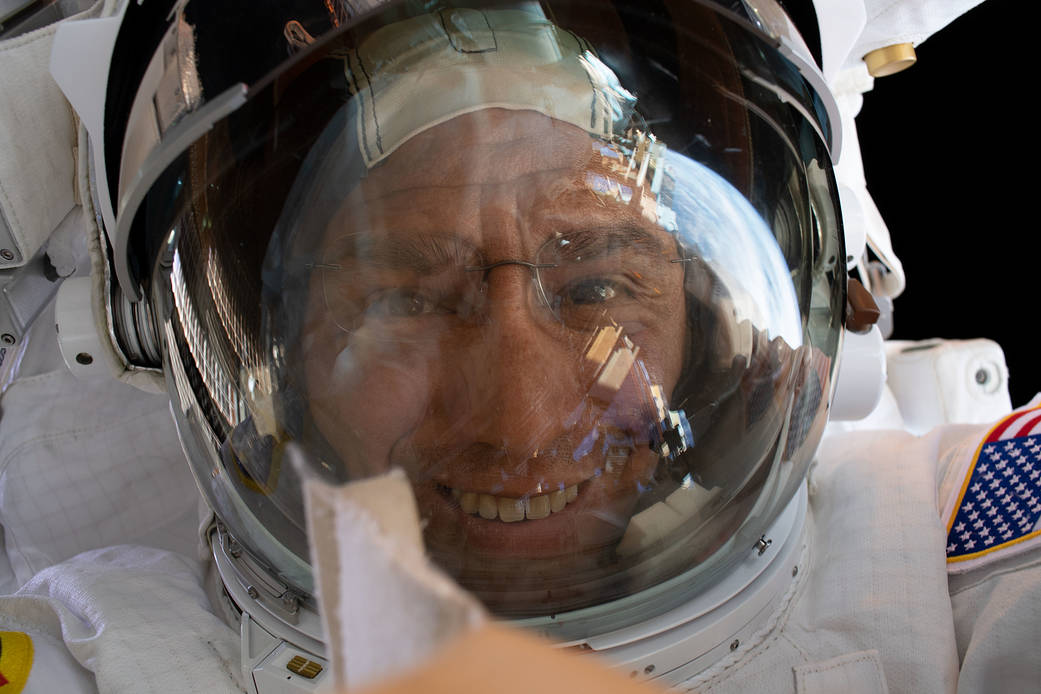 NASA spacewalker Frank Rubio takes a "space-selfie"