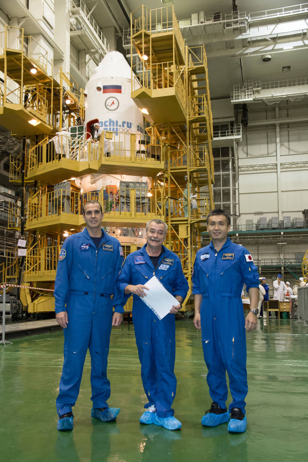 Rick Mastracchio, Mikhail Tyurin and Koichi Wakata in front of the Soyuz TMA-11M spacecraft