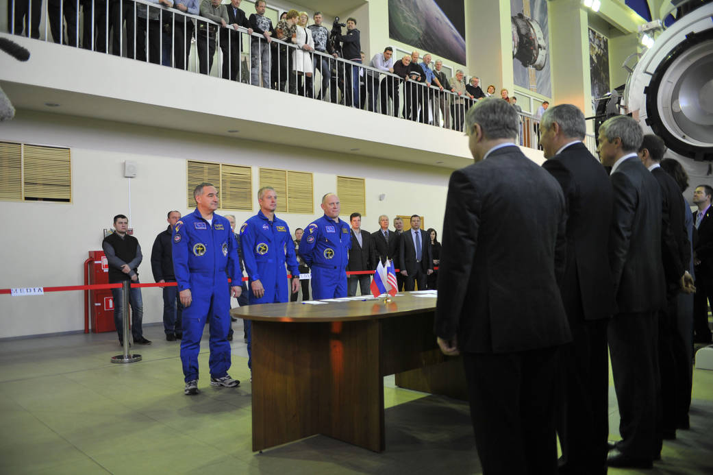 Expedition 39/40 Crew and Russian Space Officials