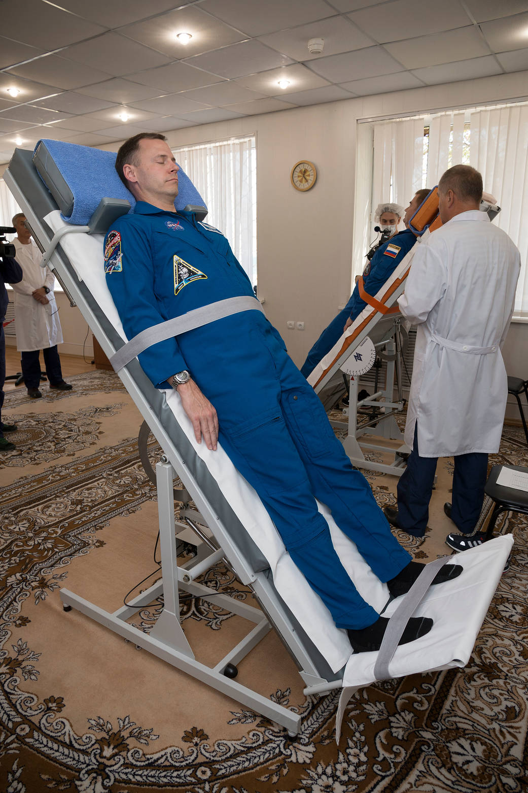 Expedition 57 crew members conduct tests of their vestibular systems