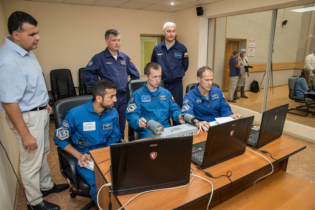 Backup Expedition 61 crew with spaceflight participant practices rendezvous techniques