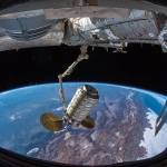 天鹅座带着弹弓离开国际空间站的照片
