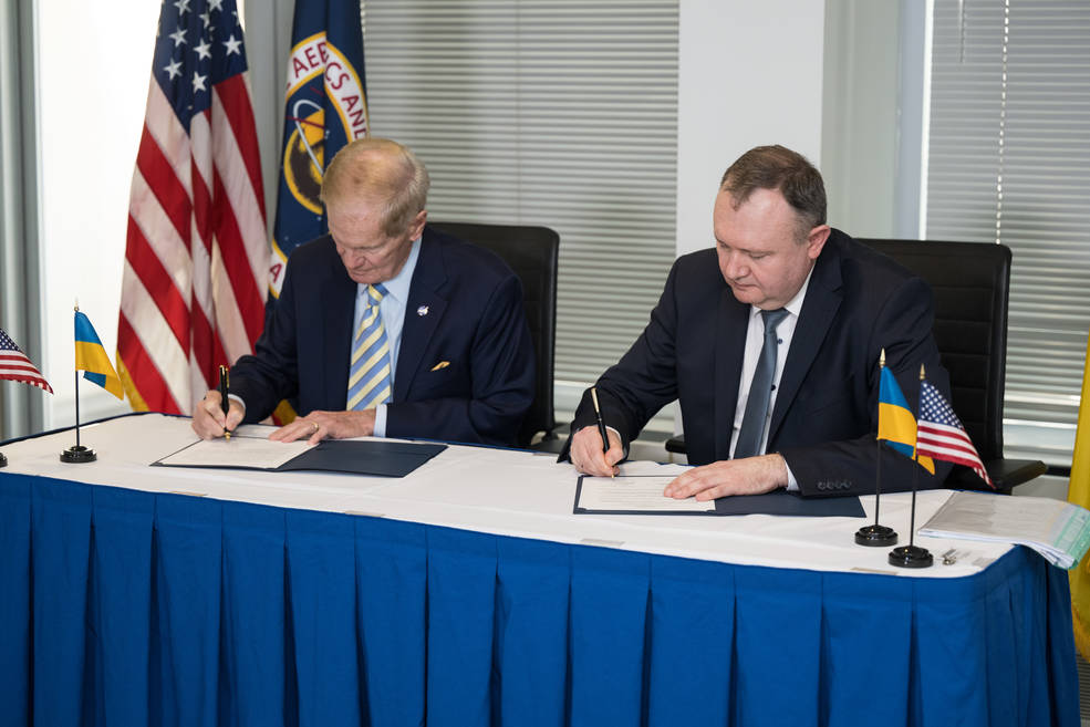 NASA Administrator Bill Nelson, left, and Deputy Chairman of the State Space Agency of Ukraine, Volodymyr Mikheiev, sign a joint statement on civil space cooperation between NASA and the State Space Agency of Ukraine.