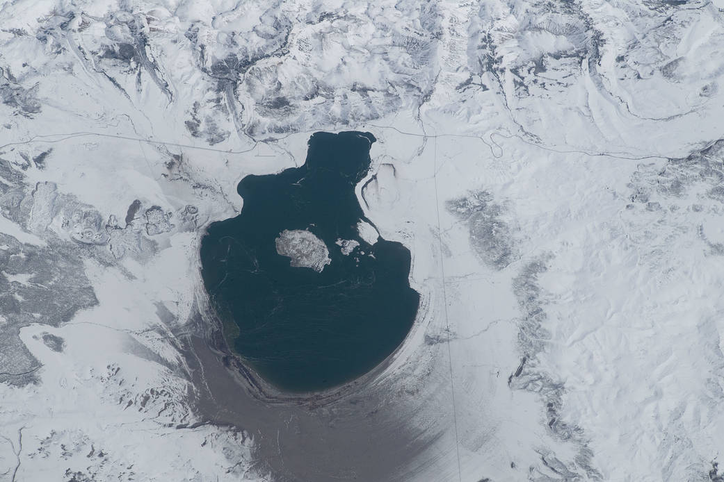 A snow-surrounded Mono Lake in California