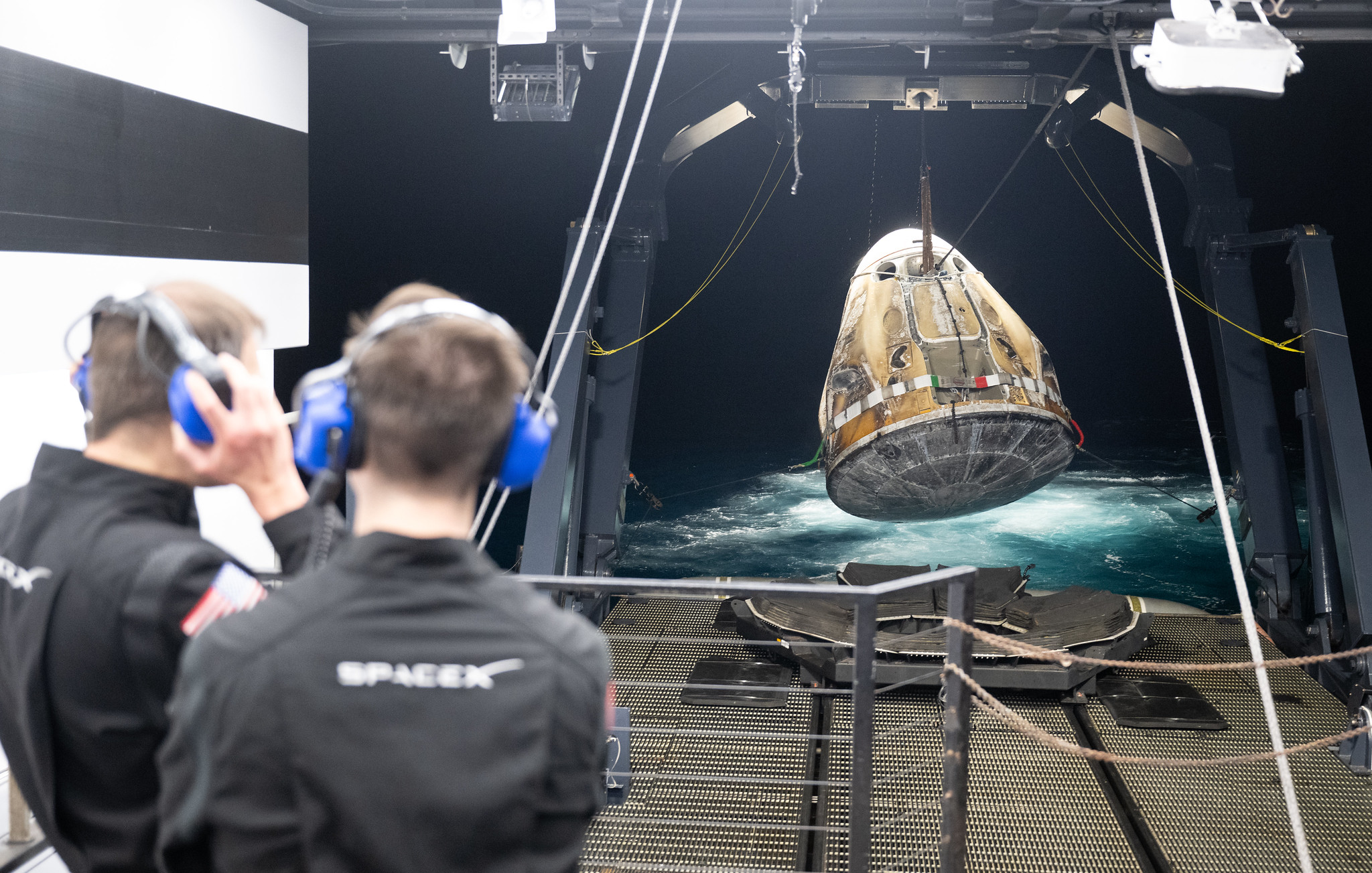 周一，美国宇航局宇航员斯蒂芬·鲍文（Stephen Bowen）、阿联酋宇航员沃伦·“伍迪”·霍伯格（Warren“Woody”Hoburg）和俄罗斯宇航局宇航员安德烈·费德耶夫（Andrey Fedyaev）登上位于佛罗里达州杰克逊维尔（Jacksonville）海岸外的大西洋，救援队将SpaceX“龙奋进号”宇宙飞船抬上了回收船“MEGAN”，2023年9月4日。