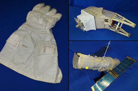 一幅拼贴画展示了宇航员手套、哈勃模型和一件设备