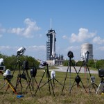 在39A发射中心的发射台上，可以看到一枚SpaceX猎鹰9号火箭，上面有该公司的龙飞船，以及媒体成员设置的摄像机，为载人-6号任务做准备。