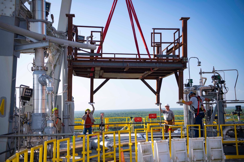 Crews at NASA’s Stennis Space Center lifting an umbilical support structure at the site’s B-2 Test Stand for future testing of the new Exploration Upper Stage (EUS) that will fly on future Artemis missions to the Moon and beyond.