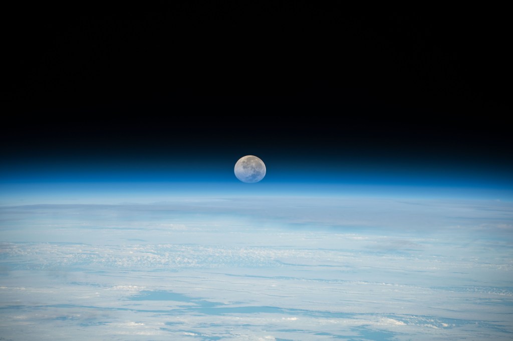 iss068e027841 (Dec. 8, 2022) --- The Full Moon is pictured setting below Earth's horizon from the International Space Station as it orbited 261 miles above the Pacific Ocean. At the time of this photograph the Orion vehicle on the Artemis I mission was about 207,200 miles from Earth and 180,400 miles from the Moon, cruising at 1,415 mph.