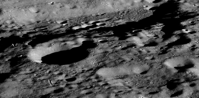 月球南极地区马拉珀特A附近的诺瓦-C着陆区视图。北面在右边。由LROC（月球侦察轨道器相机）NAC（窄角相机）拍摄。学分：NASA/GSFC/亚利桑那州立大学