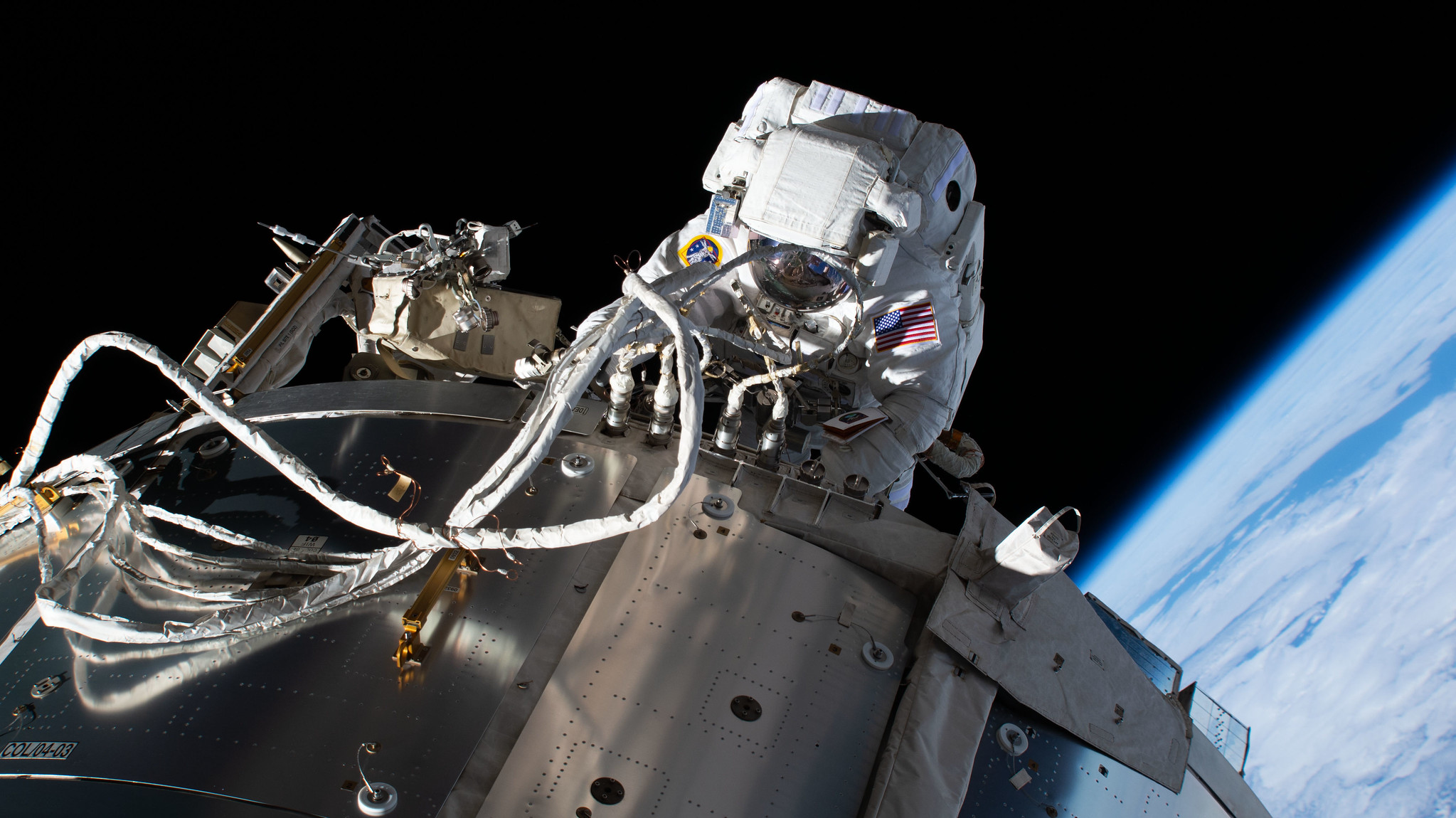 美国国家航空航天局（NASA）宇航员兼64号远征飞行工程师迈克尔·霍普金斯（Michael Hopkins）在国际空间站哥伦布实验室舱外为通信设备进行太空行走时拍摄的照片。