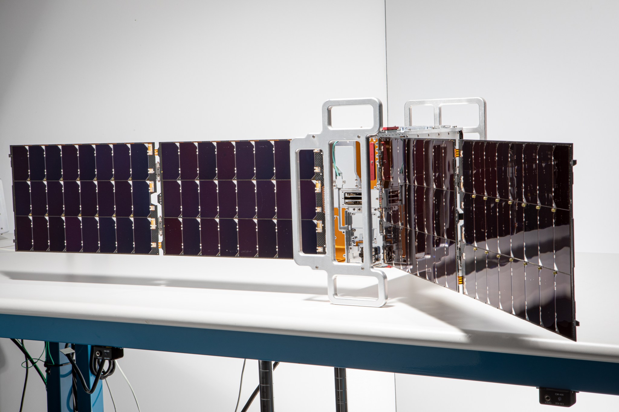 Uno de los dos CubeSats del tamaño de una caja de zapatos que componen la misión PREFIRE de la NASA