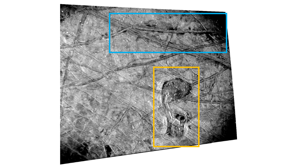 这张来自朱诺卫星SRU的欧罗巴表面的注释图像显示了一条东西走向的双脊（蓝色方框）的位置，可能有羽毛污点，以及团队称之为“鸭嘴兽”（橙色方框）的混乱特征。这些特征暗示着当前的表面活动以及冰冷的木星卫星上存在地下液态水。