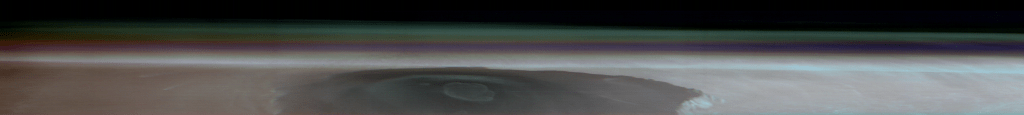 NASA 2001年的火星奥德赛轨道飞行器拍摄到了这张奥林匹斯山的照片