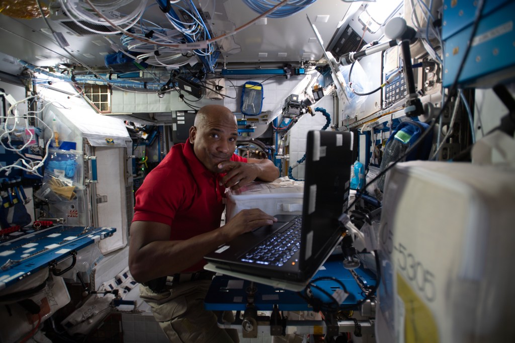 美国国家航空航天局（NASA）宇航员、远征64号飞行工程师维克托·格洛弗（Victor Glover）在计算机上审查了和谐舱内单克隆抗体蛋白晶体生长（PCG）实验的程序。