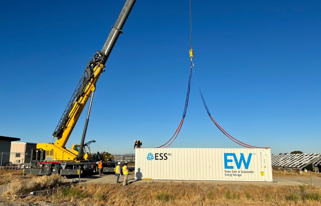 ESS-Flow电池内置在运输集装箱中，用起重机移动。